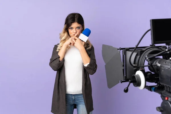 Menina Adolescente Repórter Segurando Microfone Relatando Notícias Isoladas Fundo Roxo — Fotografia de Stock