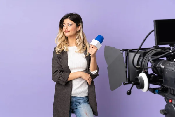 Reporter Adolescente Ragazza Possesso Microfono Segnalazione Notizie Isolate Sfondo Viola — Foto Stock