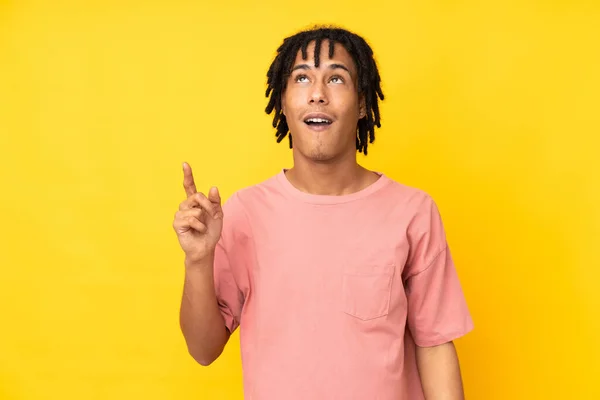 Молодий Афроамериканець Ізольований Жовтому Фоні Вказує Вгору Здивований — стокове фото