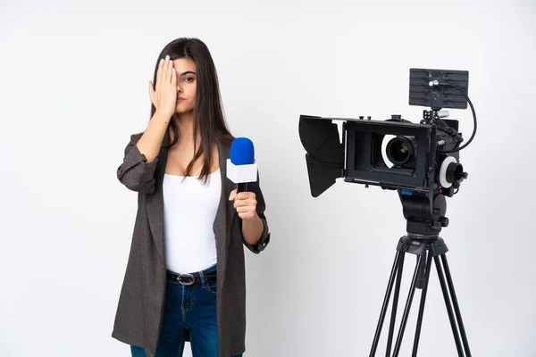 Mulher Repórter Segurando Microfone Relatando Notícias Sobre Fundo Branco Isolado — Fotografia de Stock