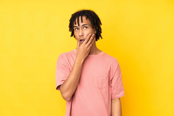 Jonge Afro Amerikaanse Man Geïsoleerd Gele Achtergrond Verrast Geschokt Terwijl — Stockfoto