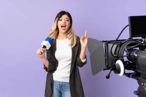 Repórter Adolescente Segurando Microfone Relatando Notícias Isoladas Fundo Roxo Surpreso — Fotografia de Stock