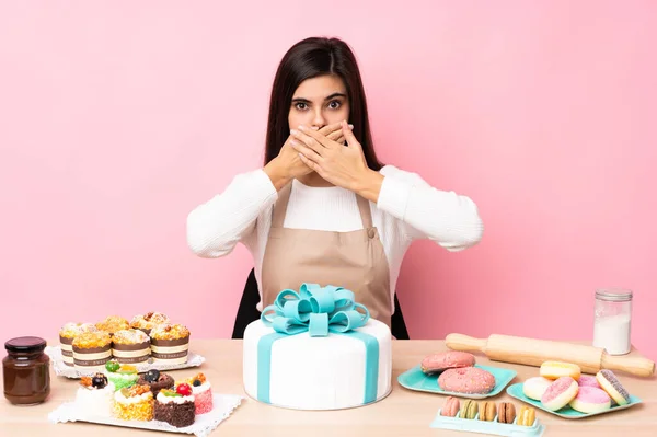 Konditor Mit Einem Großen Kuchen Auf Einem Tisch Über Isoliertem — Stockfoto