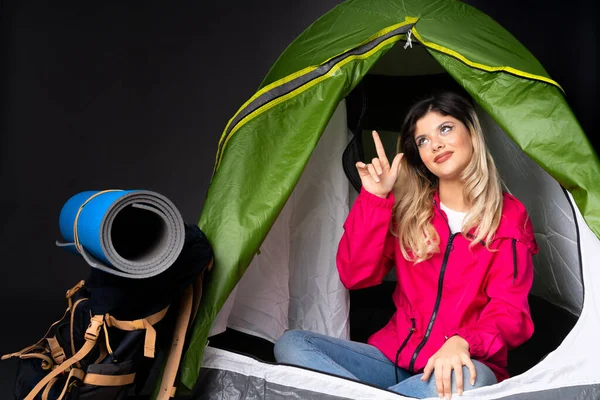 Tenåringsjente Inne Campinggrønt Telt Isolert Svart Bakgrunn Peker Bort – stockfoto