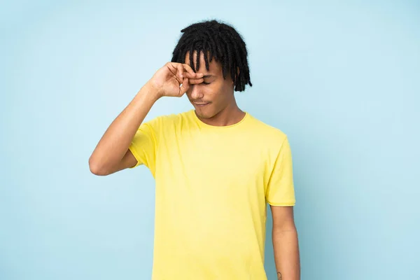 Genç Afrikalı Amerikalı Adam Mavi Arka Planda Izole Edilmiş Yorgun — Stok fotoğraf