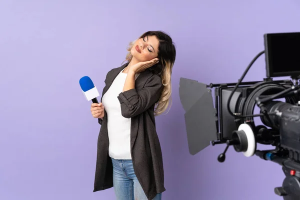 Reportérka Teenager Dívka Drží Mikrofon Hlásí Zprávy Izolované Fialovém Pozadí — Stock fotografie