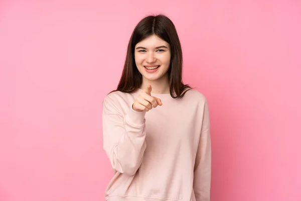 Mladý Ukrajinský Teenager Dívka Přes Izolované Růžové Pozadí Překvapený Ukazuje — Stock fotografie