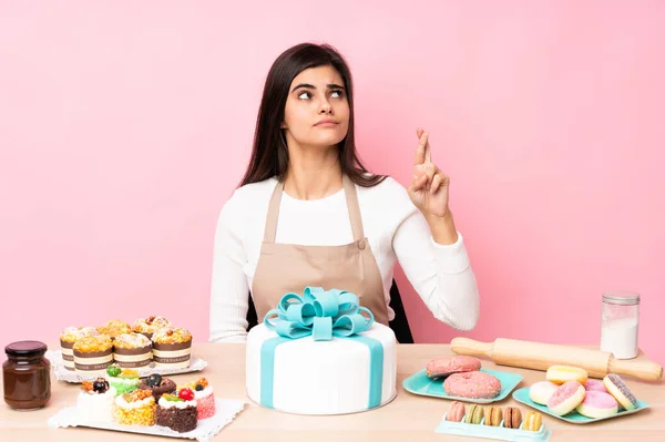 Konditor Mit Einem Großen Kuchen Auf Einem Tisch Vor Isoliertem — Stockfoto