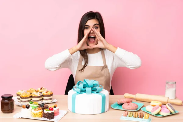 Konditor Mit Einem Großen Kuchen Auf Einem Tisch Vor Isoliertem — Stockfoto