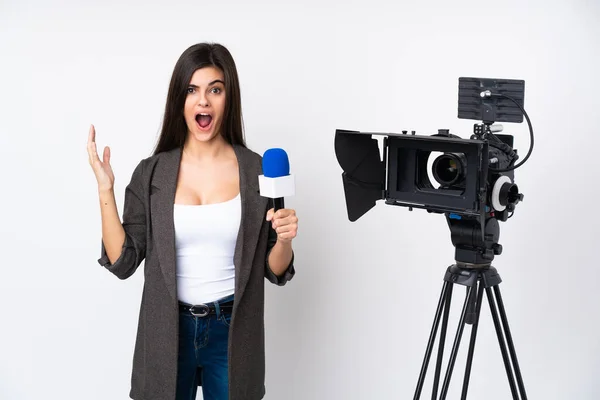 Reporterin Hält Mikrofon Der Hand Und Berichtet Mit Überraschendem Gesichtsausdruck — Stockfoto