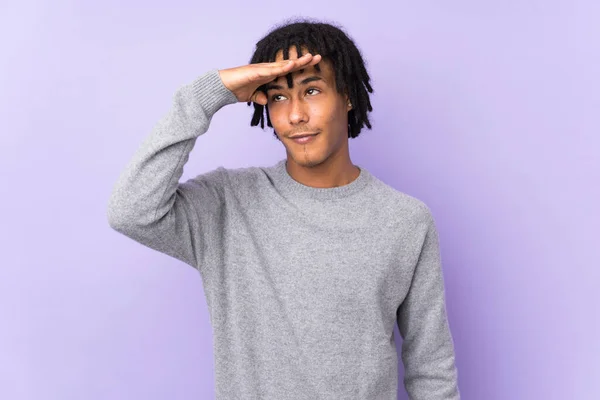 Giovane Uomo Afroamericano Isolato Sfondo Viola Guardando Lontano Con Mano — Foto Stock