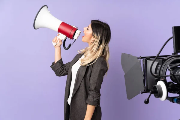 Reporter Tonåring Flicka Som Håller Mikrofon Och Rapporterar Nyheter Isolerade — Stockfoto