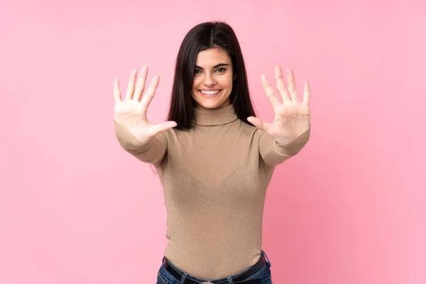 Junge Frau Vor Isoliertem Rosa Hintergrund Die Mit Den Fingern — Stockfoto