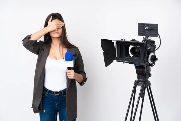 Reporterin Hält Ein Mikrofon Der Hand Und Berichtet Nachrichten Über — Stockfoto