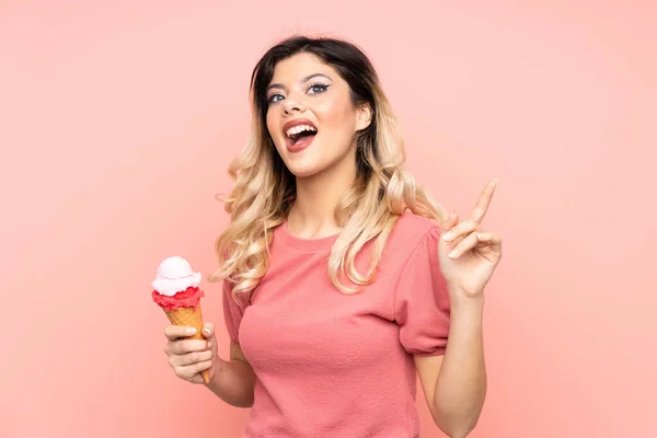 Menina Adolescente Segurando Sorvete Corneto Isolado Fundo Rosa Com Intenção — Fotografia de Stock