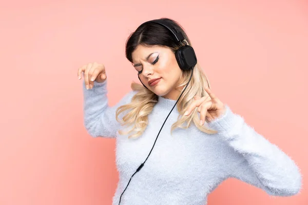 Adolescente Chica Aislado Rosa Fondo Escuchar Música Bailar —  Fotos de Stock