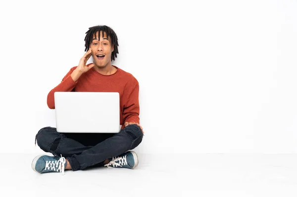Fiatal Afro Amerikai Férfi Földön Dolgozik Laptop Meglepetés Sokkolt Arckifejezés — Stock Fotó