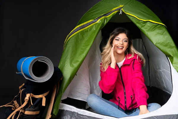 Ragazza Adolescente All Interno Una Tenda Verde Campeggio Isolato Sfondo — Foto Stock