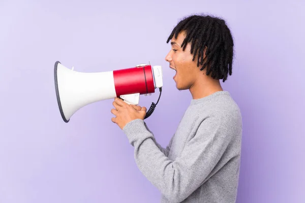 Jovem Afro Americano Isolado Fundo Roxo Gritando Através Megafone — Fotografia de Stock