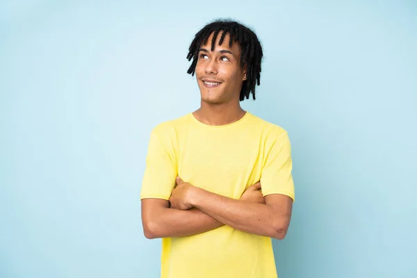 Young African American Man Isolated Blue Background Looking While Smiling — Stock Photo, Image