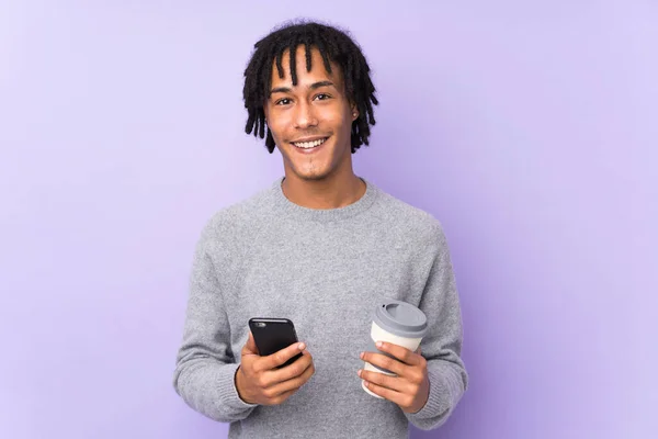 Jonge Afrikaanse Amerikaanse Man Geïsoleerd Paarse Achtergrond Met Koffie Mee — Stockfoto