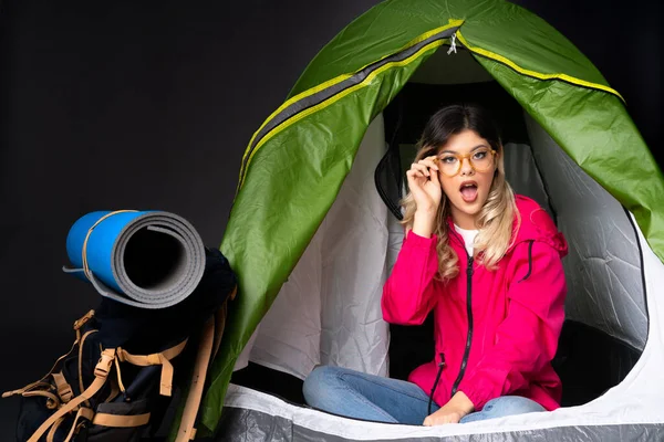 Tenåringsjente Inne Campinggrønt Telt Isolert Svart Bakgrunn Med Briller Overrasket – stockfoto
