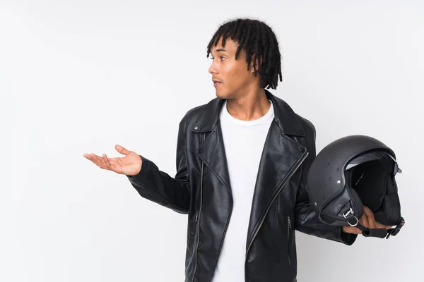 Joven Afroamericano Sosteniendo Casco Motocicleta Aislado Sobre Fondo Blanco Con — Foto de Stock