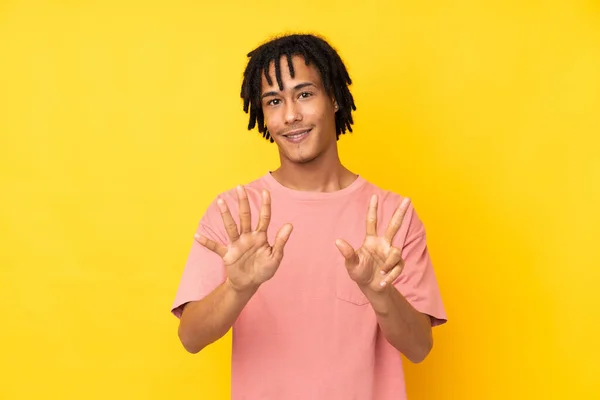 Mladý Africký Američan Izolovaný Žlutém Pozadí Počítání Osm Prsty — Stock fotografie