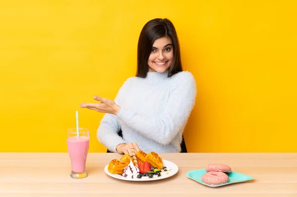 Mujer Joven Comiendo Gofres Batido Una Mesa Sobre Fondo Amarillo —  Fotos de Stock