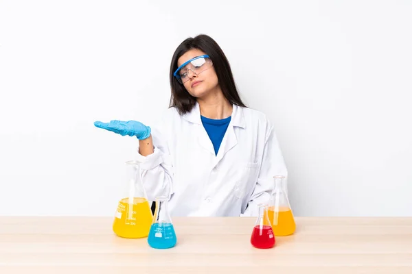 Νεαρή Επιστημονική Γυναίκα Ένα Τραπέζι Κρατώντας Copyspace Αμφιβολίες — Φωτογραφία Αρχείου