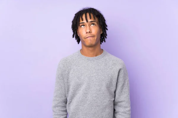 Young African American Man Isolated Purple Background Looking — Stock Photo, Image