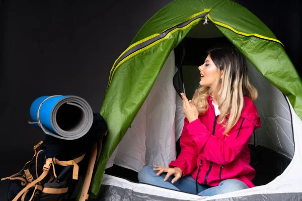 Ragazza Adolescente All Interno Una Tenda Verde Campeggio Isolato Sfondo — Foto Stock