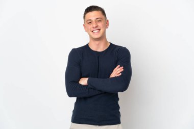 Beyaz arka planda izole genç beyaz adam kollarını ön konumda çapraz tutmak