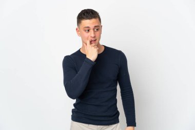 Beyaz arka planda izole edilmiş genç beyaz adam gergin ve korkmuş.