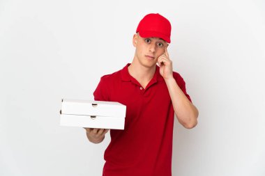 İş üniformalı bir pizzacı beyaz arka planda izole edilmiş pizza kutuları alıyor.