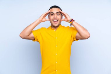 Asyalı yakışıklı bir adam, tecrit edilmiş, sürpriz bir ifadeyle.