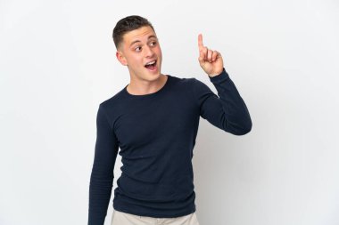 Beyaz arka planda izole edilmiş genç beyaz bir adam çözümü bulmak için parmağını kaldırıyor.