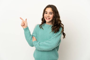 Beyaz arka planda izole edilmiş küçük beyaz kız mutlu ve yukarıya bakıyor.