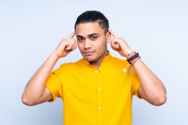 Tecrit edilmiş Asyalı yakışıklı adamın şüpheleri ve düşünceleri var.