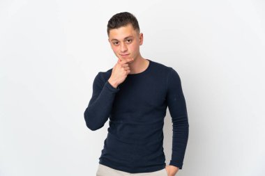 Beyaz arka planda soyutlanmış genç beyaz bir adam