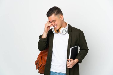 Beyaz arka planda izole edilmiş beyaz bir öğrenci gülüyor.