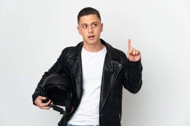 Motosiklet kasklı, beyaz arka planda izole edilmiş beyaz bir adam.