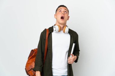 Beyaz arka planda izole genç beyaz öğrenci yukarı bakıyor ve şaşırmış bir ifadeyle