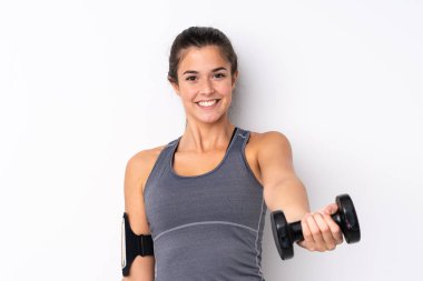 Genç Brezilyalı spor kızı izole edilmiş beyaz arka planda halter yapıyor.