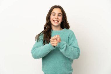 Beyaz arka planda izole edilmiş küçük beyaz kız gülüyor.