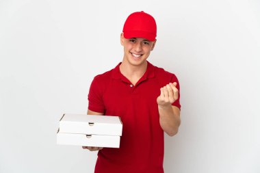 İş üniformalı bir pizzacı beyaz arka planda izole edilmiş pizza kutularını alıyor ve para hareketi yapıyor.