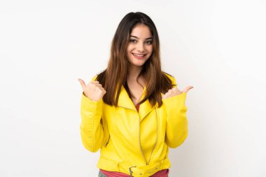 Beyaz arka planda izole edilmiş beyaz bir kadın. Baş parmakları havada ve gülümsüyor.