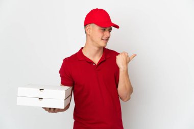 İş üniformalı bir pizzacı beyaz arka planda izole edilmiş pizza kutularını topluyor.