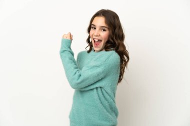 Beyaz arka planda izole edilmiş küçük beyaz kız zaferi kutluyor.