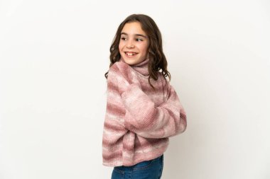 Beyaz arka planda izole edilmiş, kolları bağlı ve mutlu beyaz bir kız.